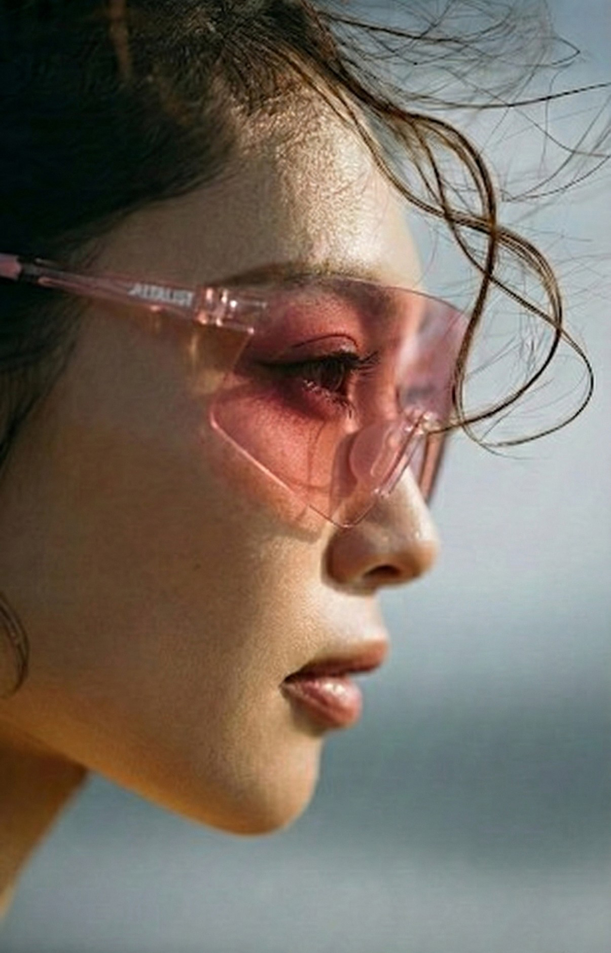 側面特寫，展示風鏡線條如何修飾顴骨