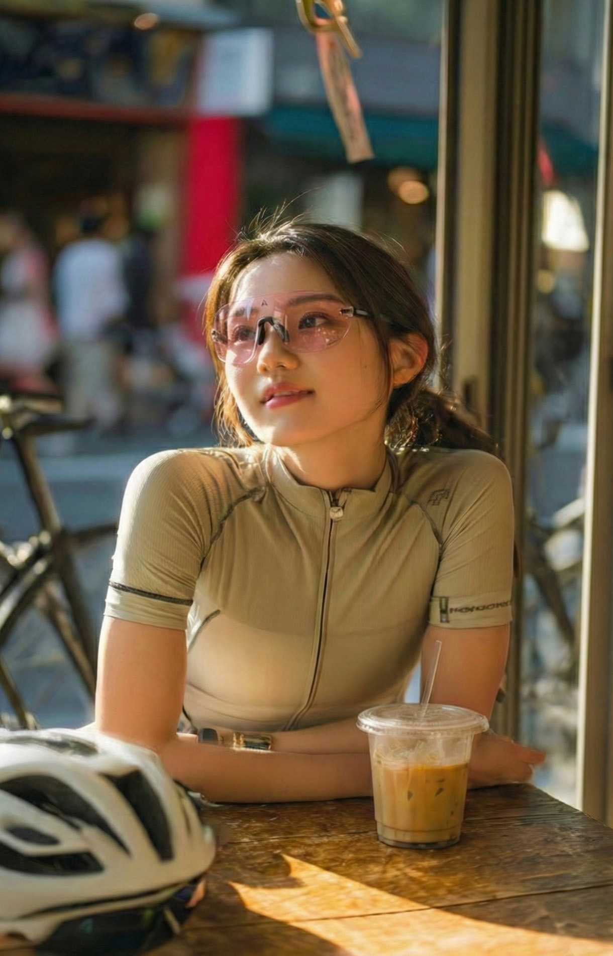 在日式街道騎車後的咖啡廳休閒穿搭