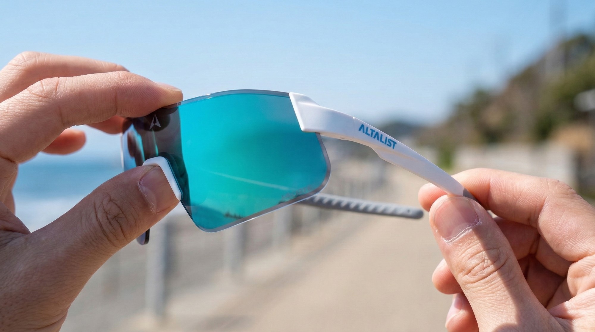 特寫雙手彎折 TR90 材質的高科技運動眼鏡，展現強大彈性