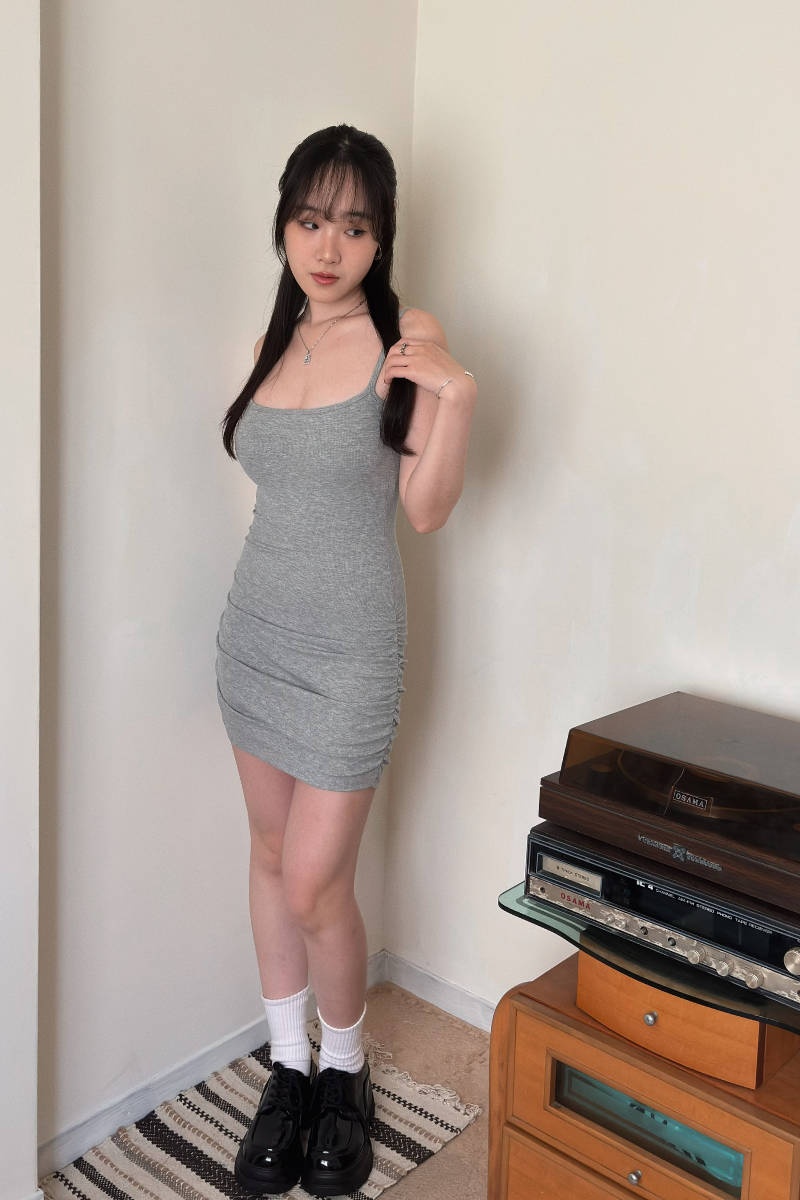 抓皺貼臀洋裝_灰_2_800x1200