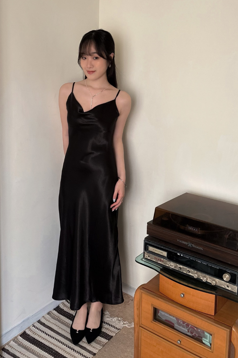 緞面挖背長洋裝_黑_9_800x1200