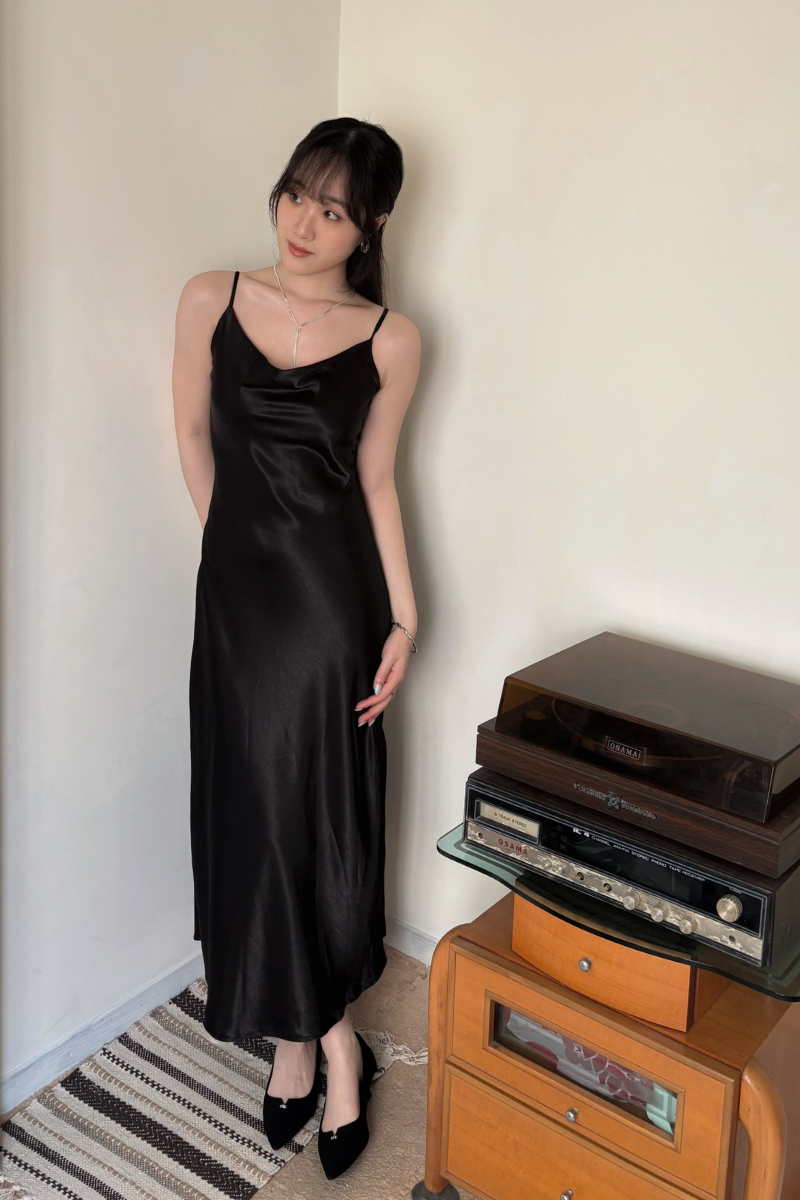 緞面挖背長洋裝_黑_14_800x1200