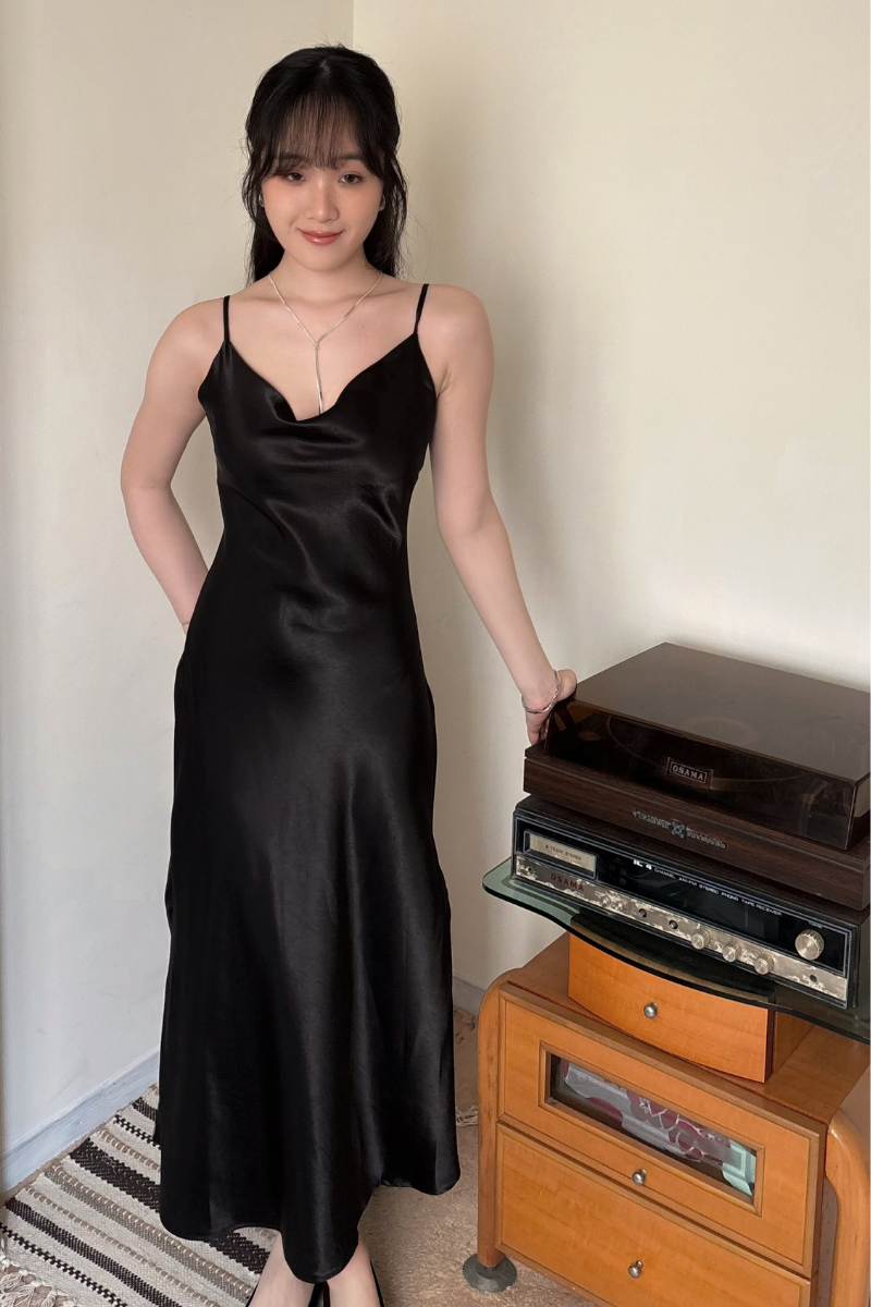 緞面挖背長洋裝_黑_5_800x1200