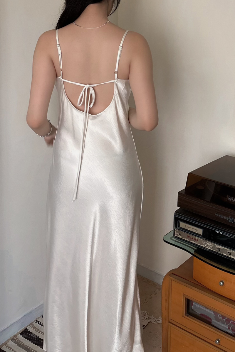 緞面挖背長洋裝_杏_8_800x1200