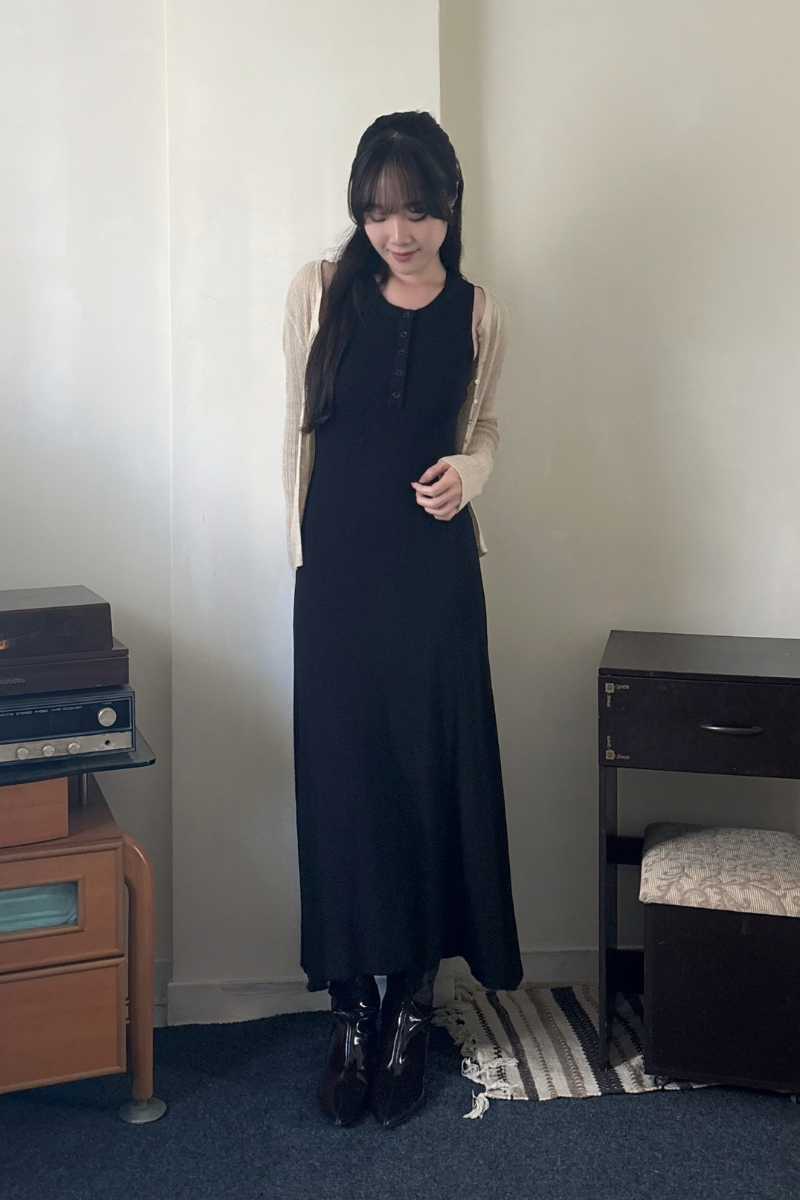排釦針織洋裝_黑_3