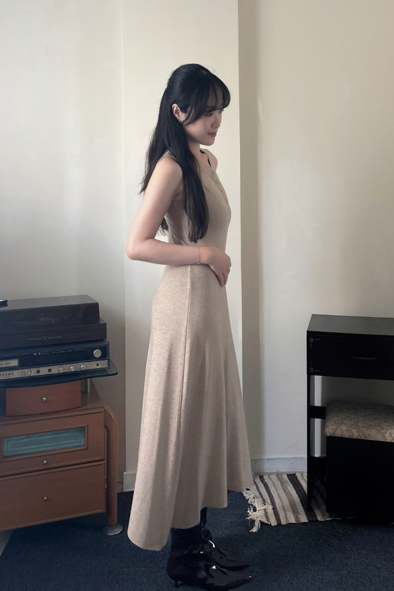排釦針織洋裝_卡其_3