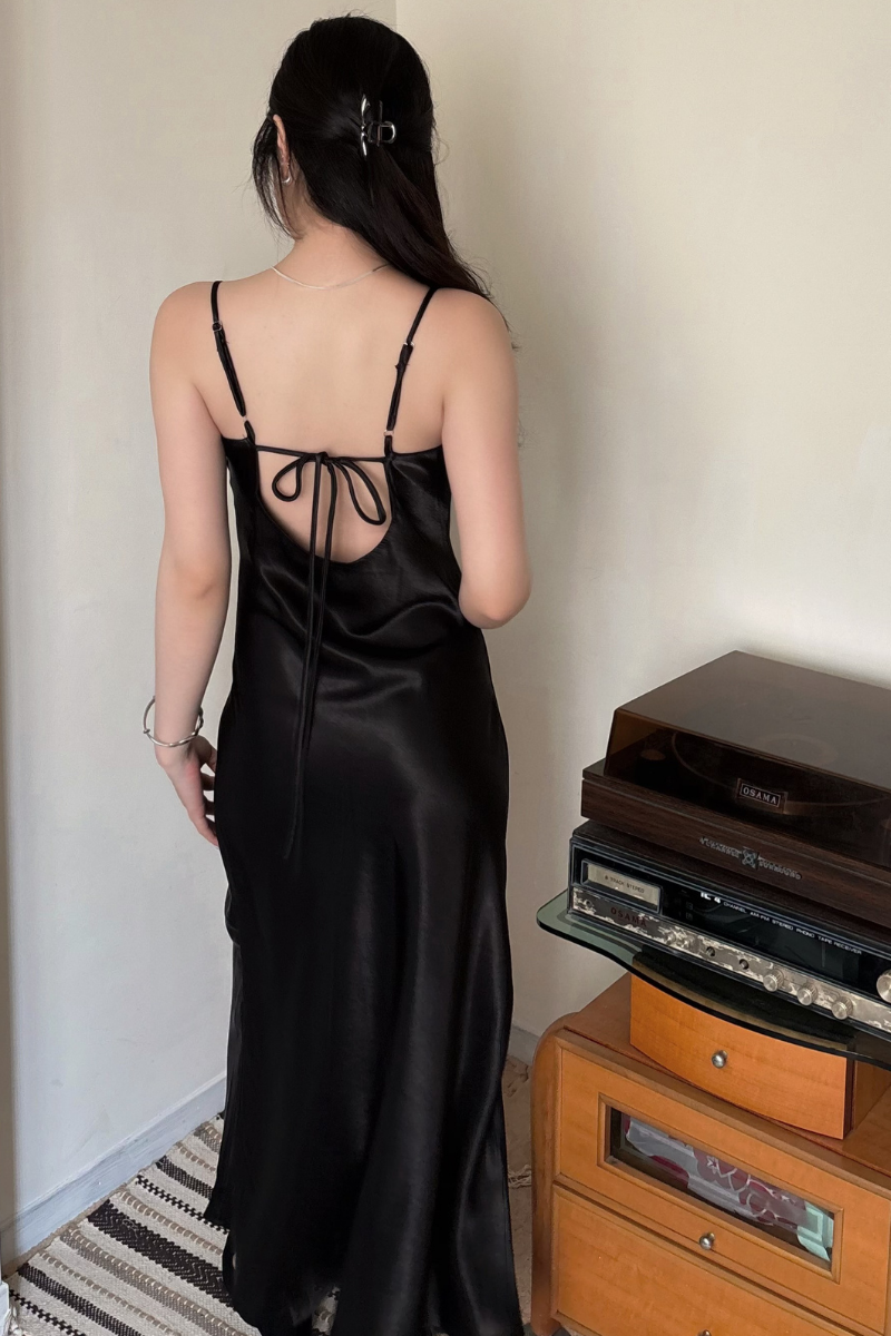 緞面挖背長洋裝_黑_1_800x1200