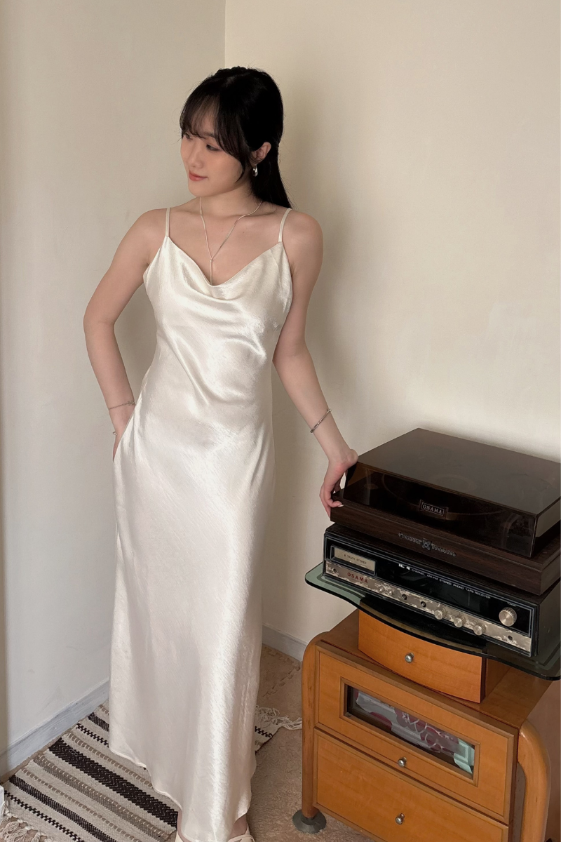 緞面挖背長洋裝_杏_1_800x1200