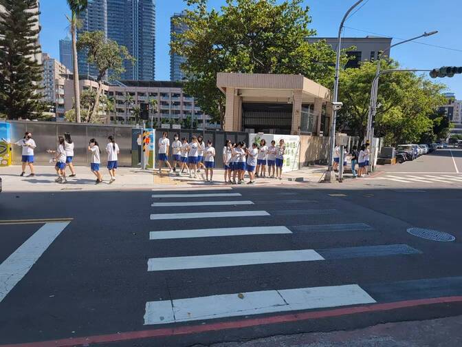 行人滑手機慢慢過馬路？先想清楚原因在哪裡