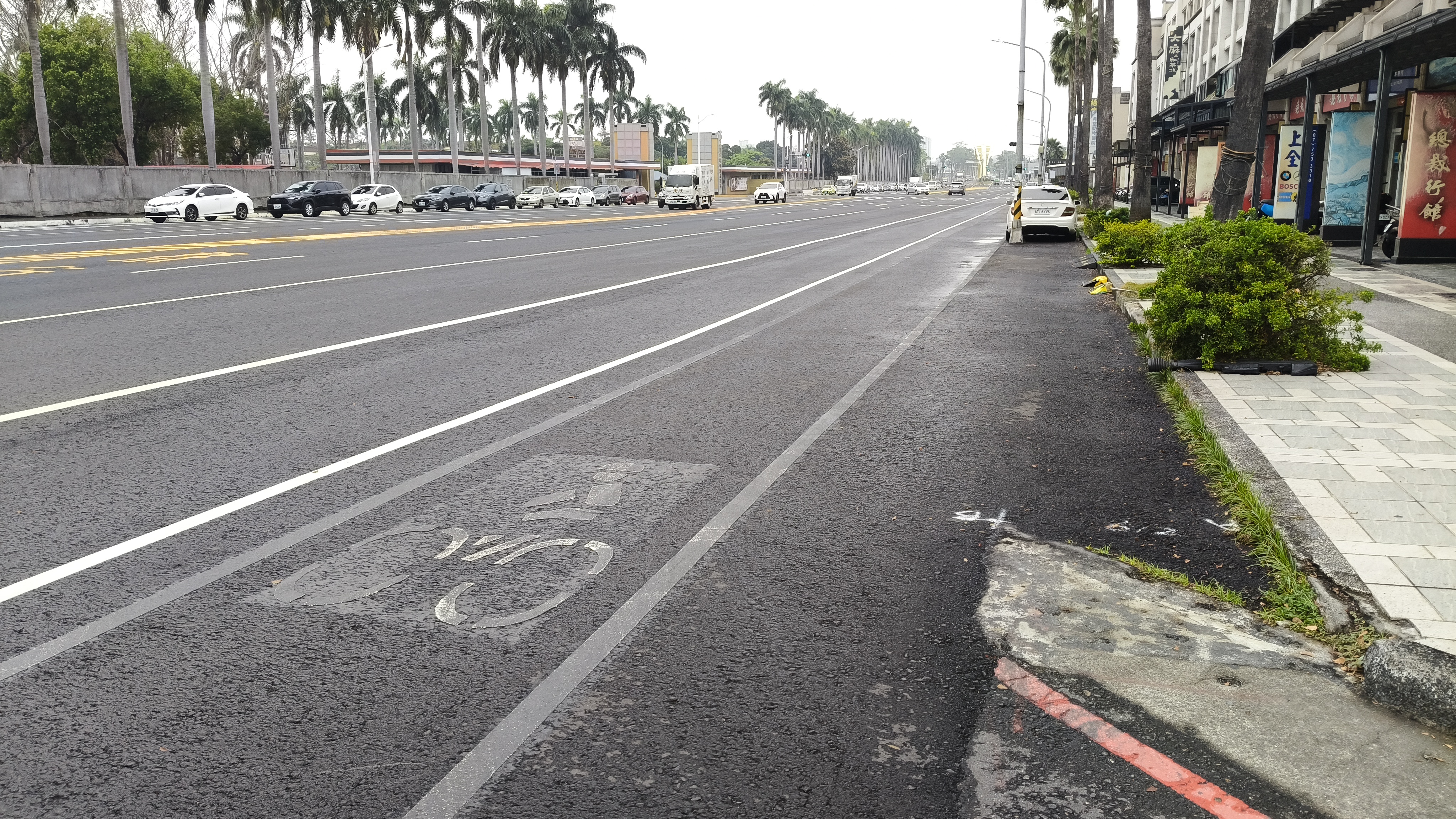 交通議題:誰的凱旋路？消失的自行車道，當公共空間淪為私人領地