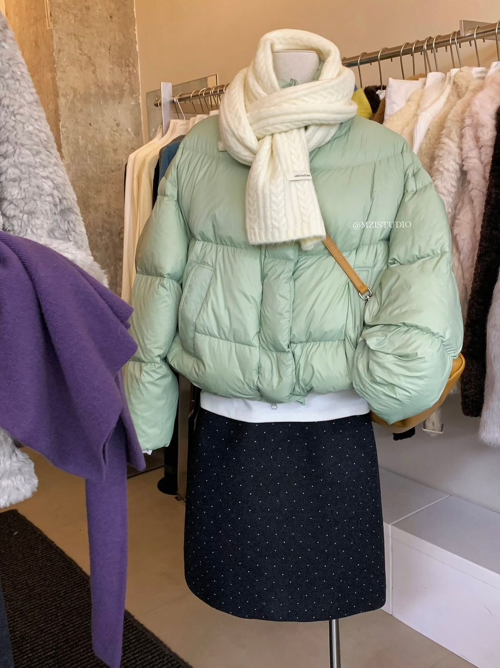 27e22d9a76bd524a9b3dcdd0e2cf3ceb