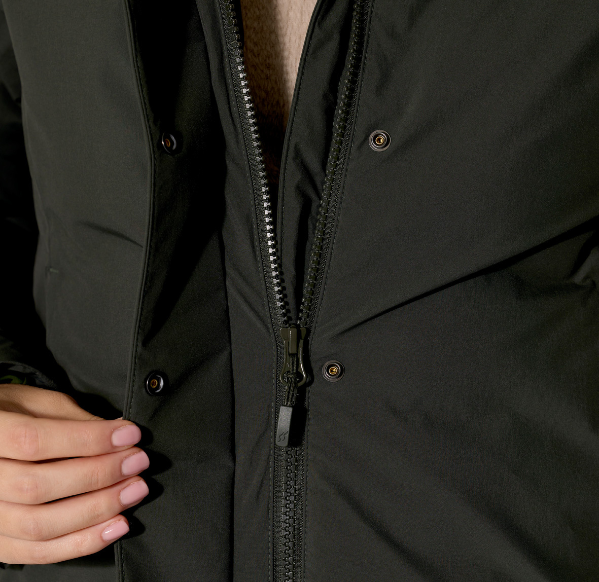 Womens_Valiance_Parka_DarkArmy_QDC_06_DAY_model_12