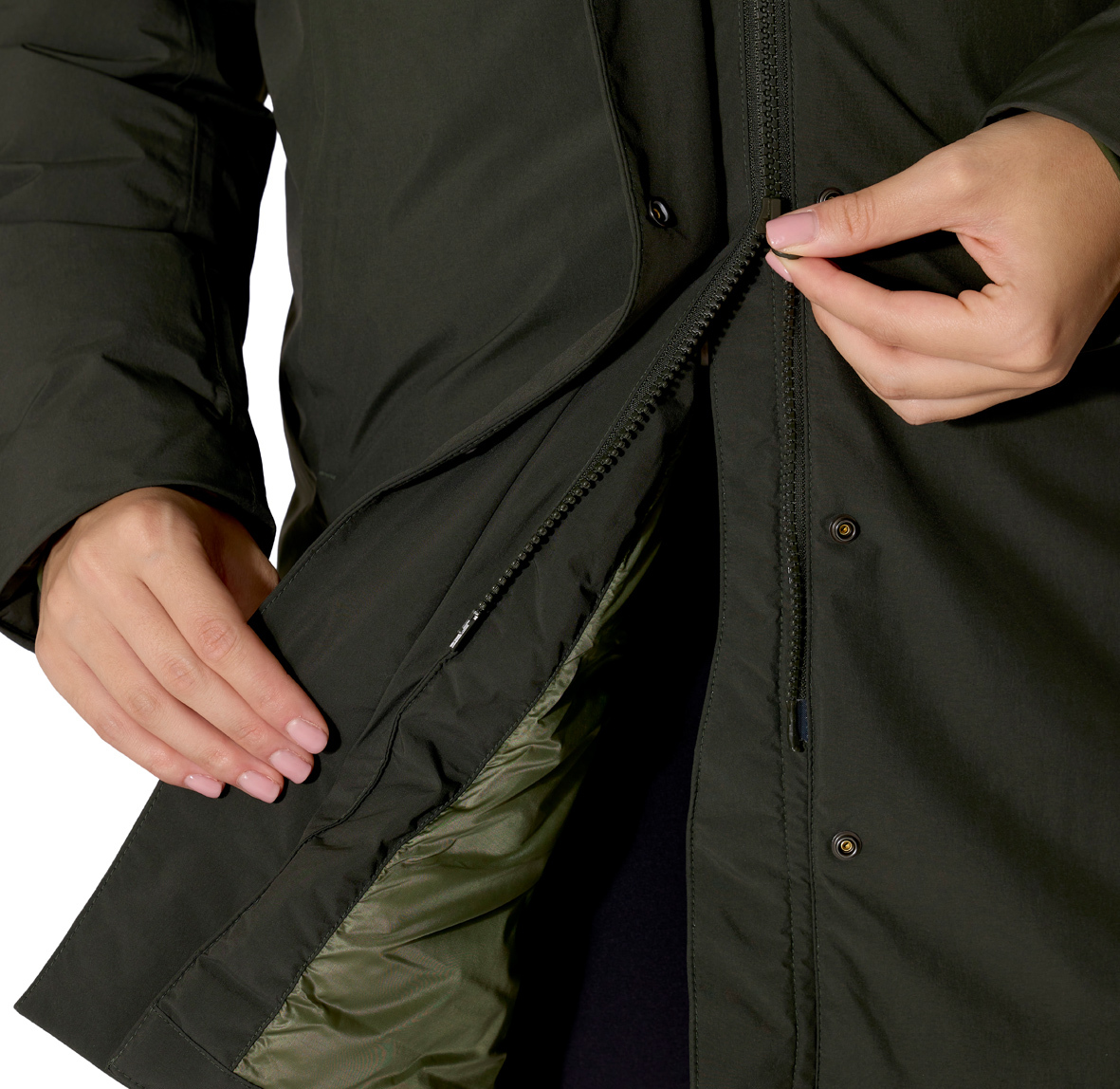 Womens_Valiance_Parka_DarkArmy_QDC_06_DAY_model_40