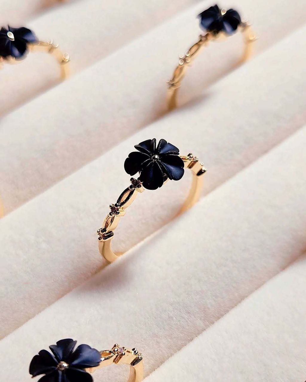 Debunga Ring in Classic Black