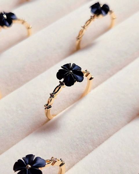 Debunga Ring in Classic Black