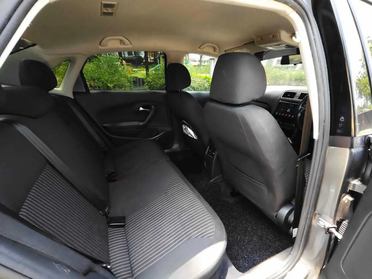 Volkswagen Polo 1.6 (A) 2015 Back Seat