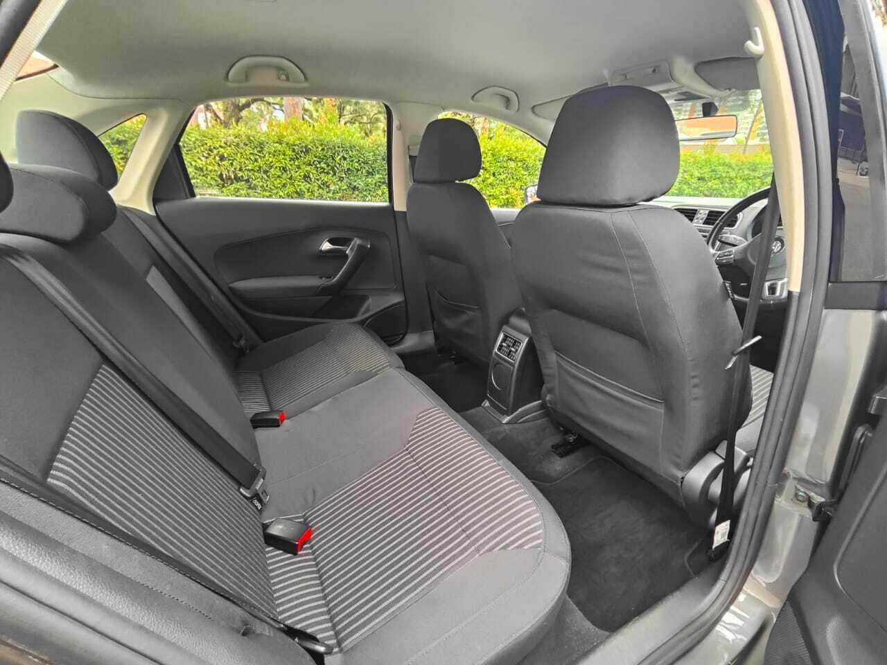 Volkswagen Polo 1.6 (A) 2014 Back Seat