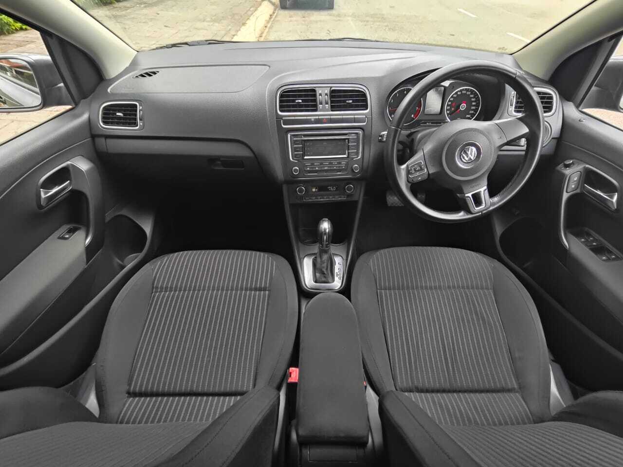 Volkswagen Polo 1.6 (A) 2014 Front Seats