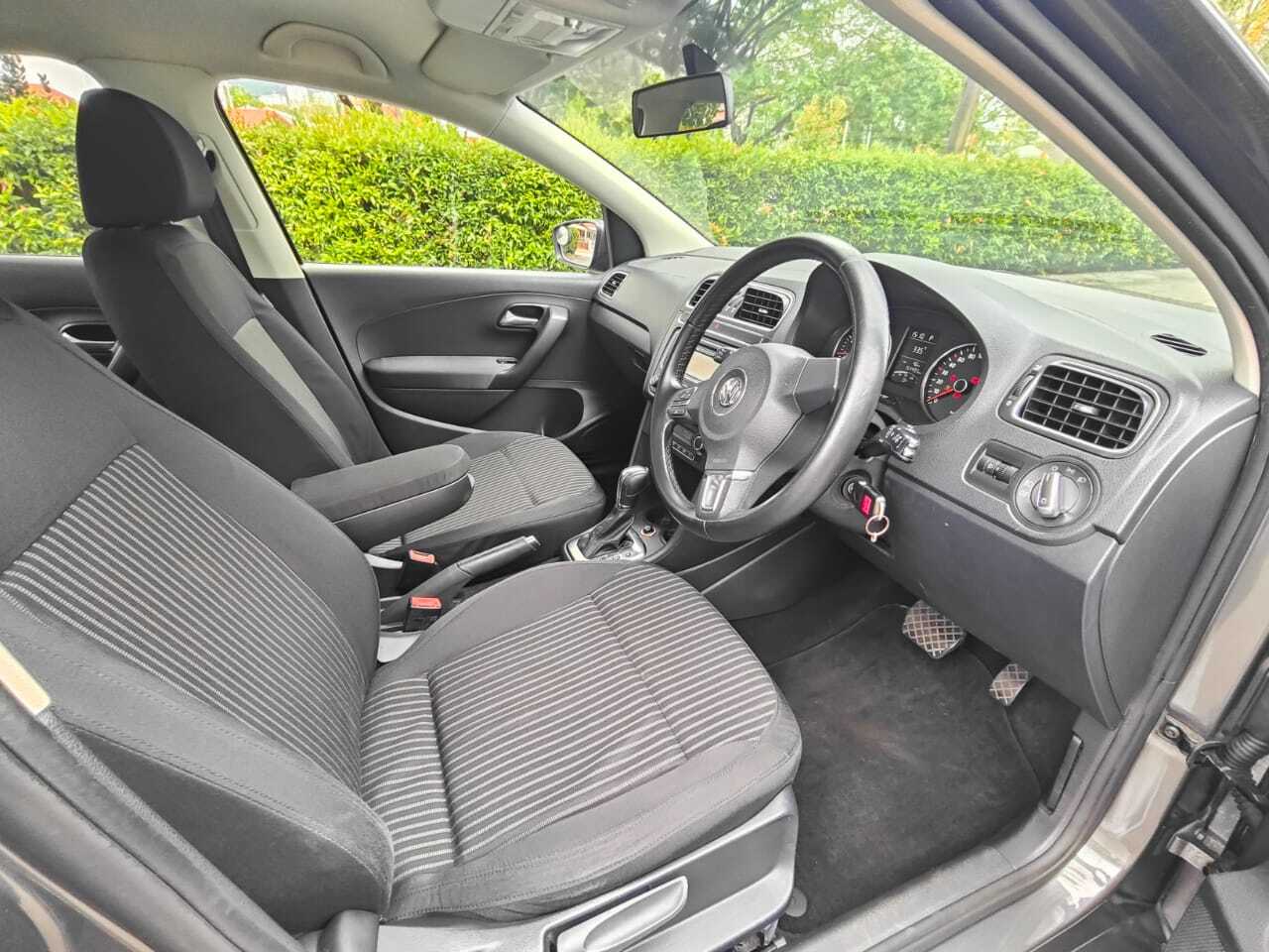 Volkswagen Polo 1.6 (A) 2014 Front Seat