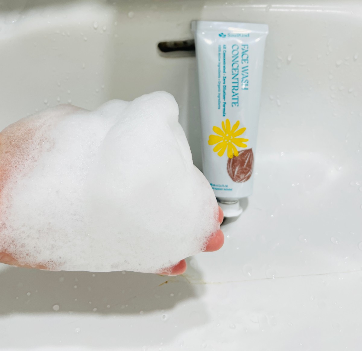 SoulKind 潔顏精粹，來自植物胺基酸的綿密泡沫質地，溫和清潔不緊繃