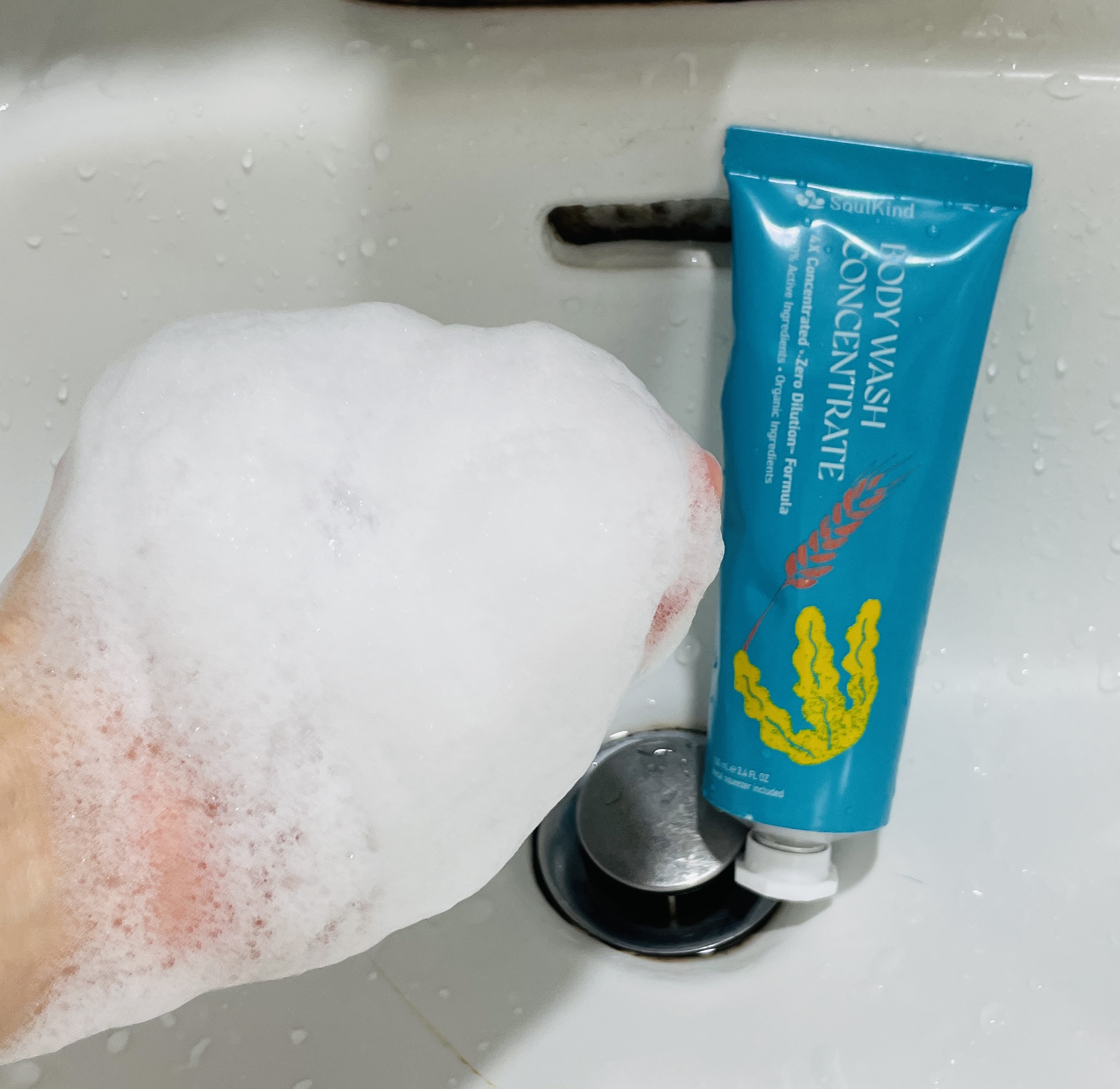 SoulKind 沐浴精粹，來自植物胺基酸的綿密泡沫質地，溫和清潔不緊繃