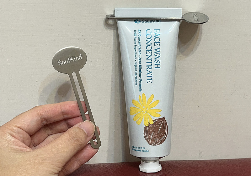 SoulKind的Real潔顏精粹與沐浴精粹，皆附贈不鏽鋼擠管器，方便使用時將內容物擠乾淨