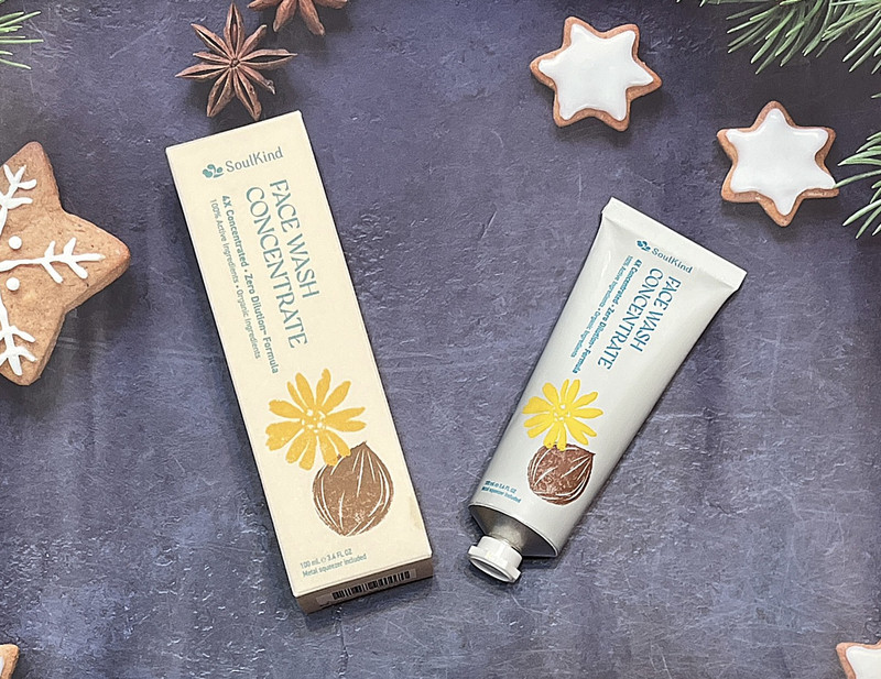 SoulKind Real潔顏精粹，添加有機玫瑰純露與純精油調香，散發天然療癒香氣的胺基酸洗面乳