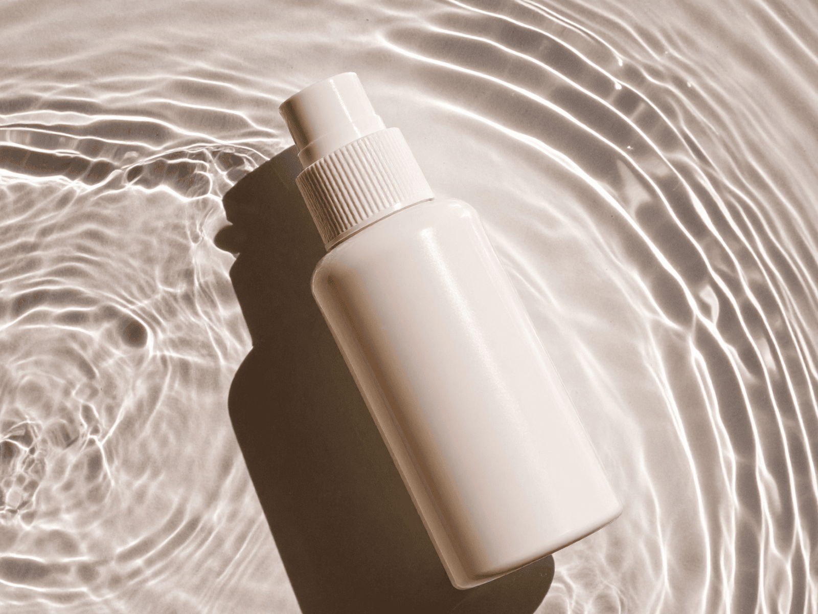 傳統保養品配方中，含有70%-90%的水