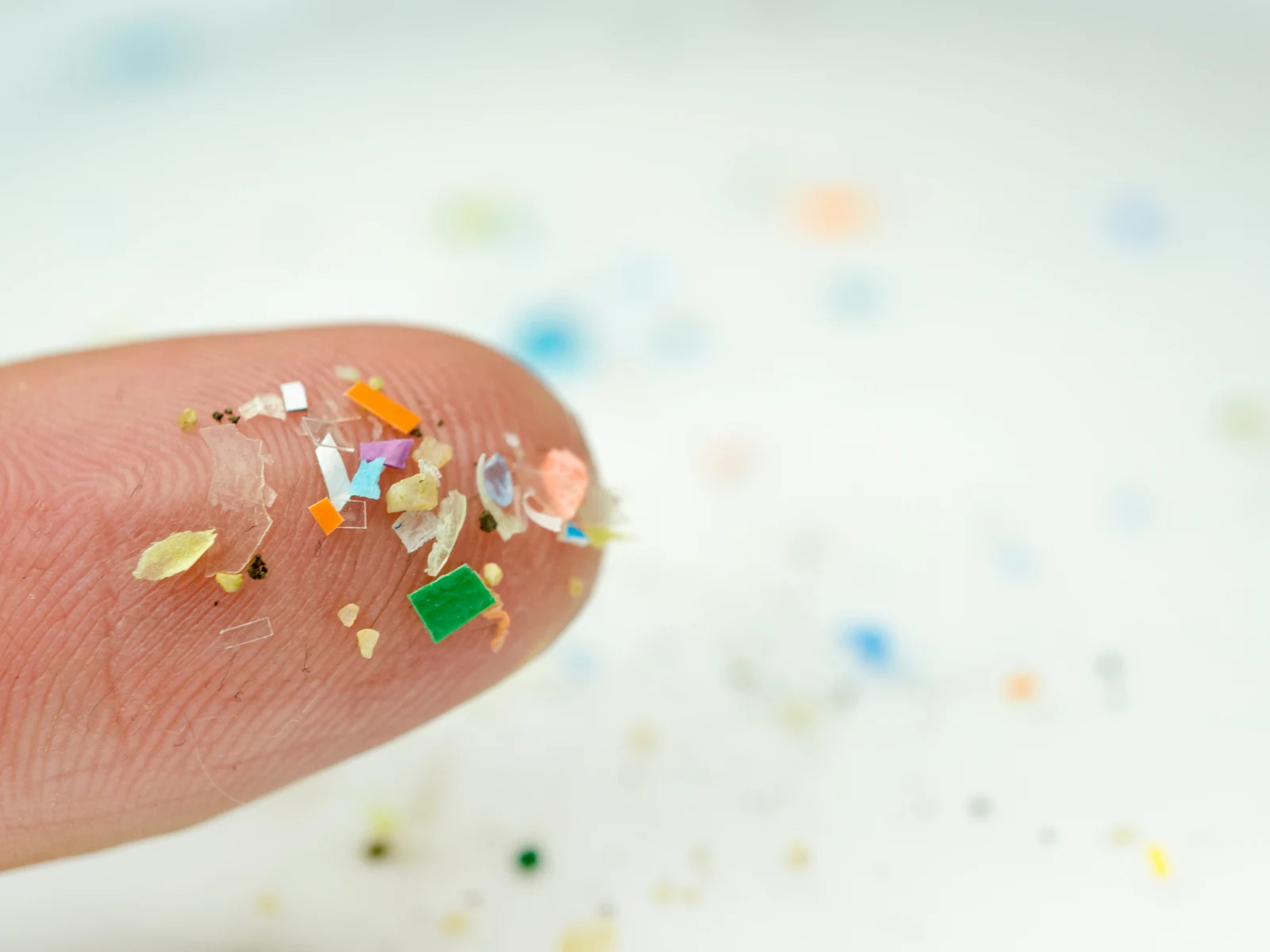 你的保養品正在釋放塑膠微粒？法規禁令背後沒告訴你的事