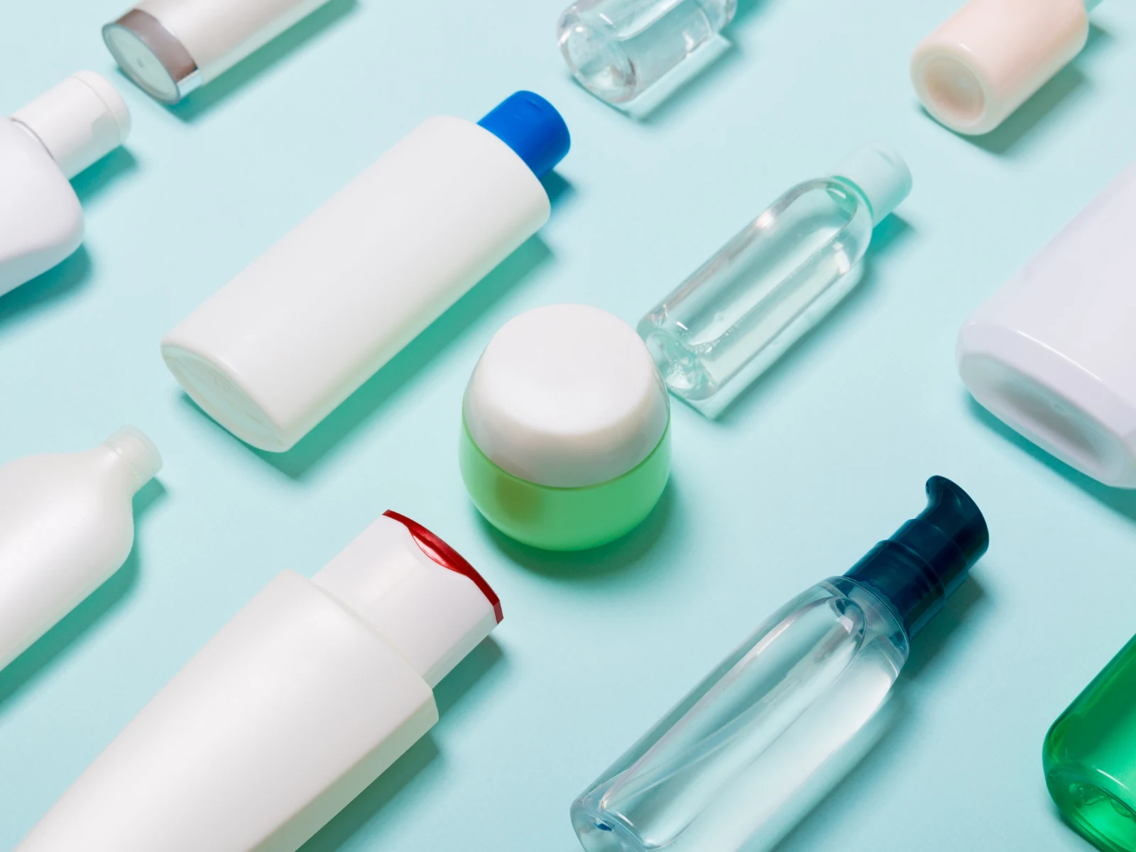 各種保養品塑膠瓶罐排列，說明保養品包裝是日常微塑膠暴露來源之一