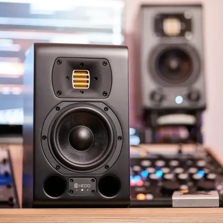 black-speaker-on-desk_2024-06-05T07_46_30.215Z