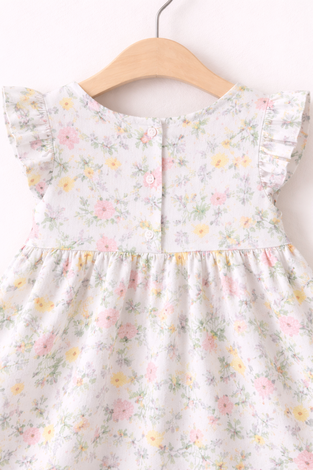 Delicate floral dress with ruffled sleeves