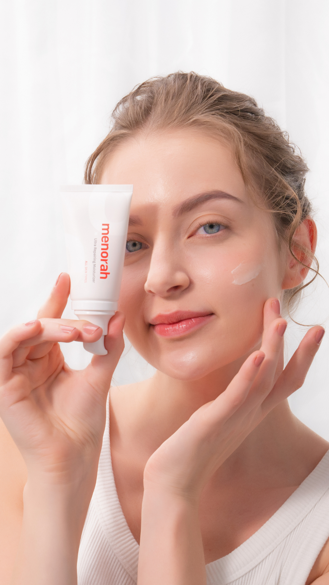 Applying the Refreshing moisturizer to the face
