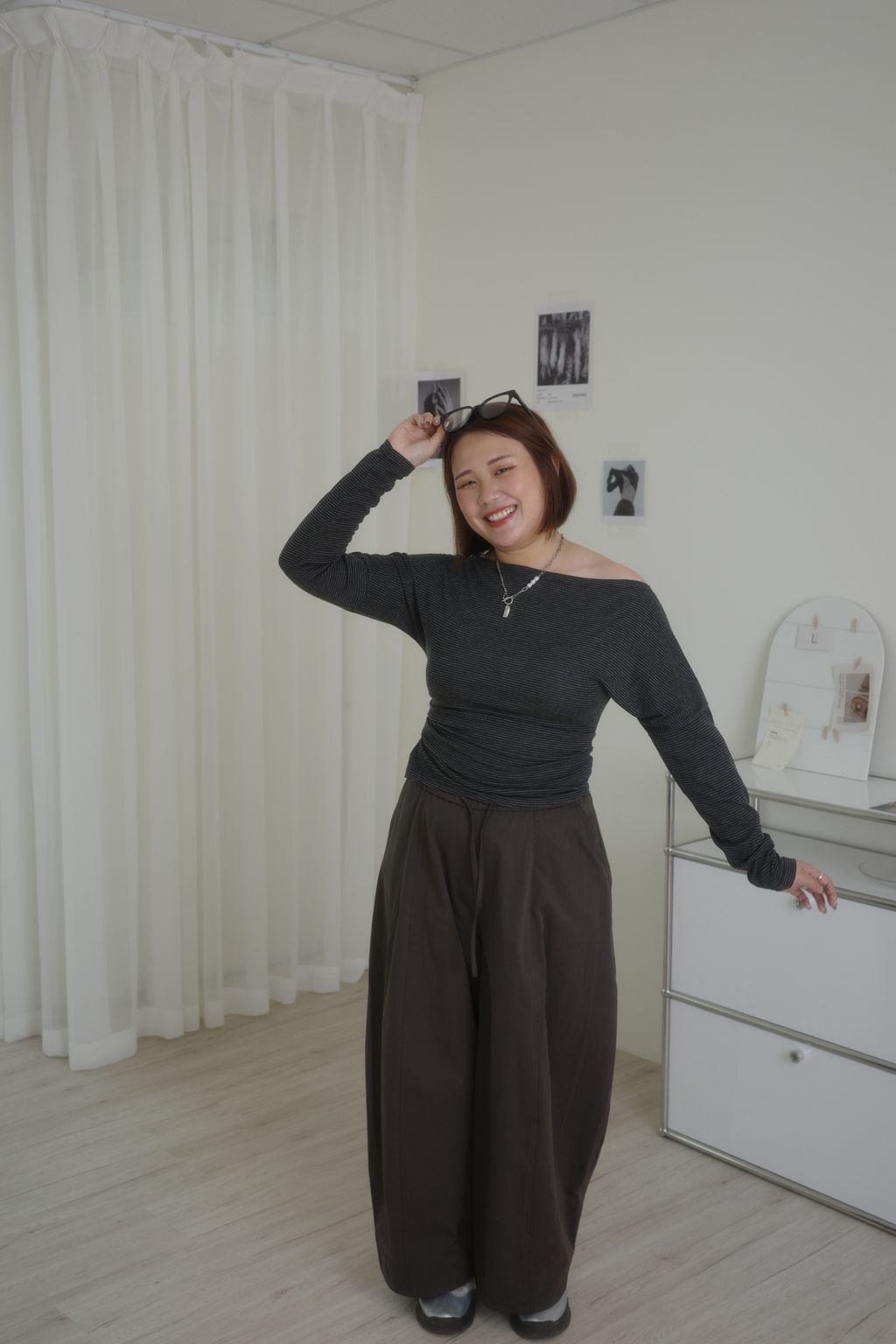LINE_ALBUM_灰白條紋斜肩長袖上衣_260405_8