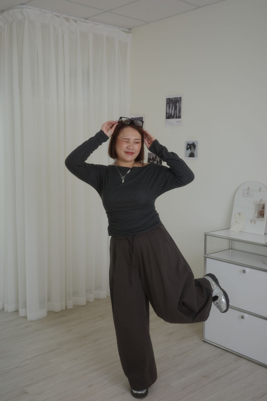 LINE_ALBUM_灰白條紋斜肩長袖上衣_260405_7