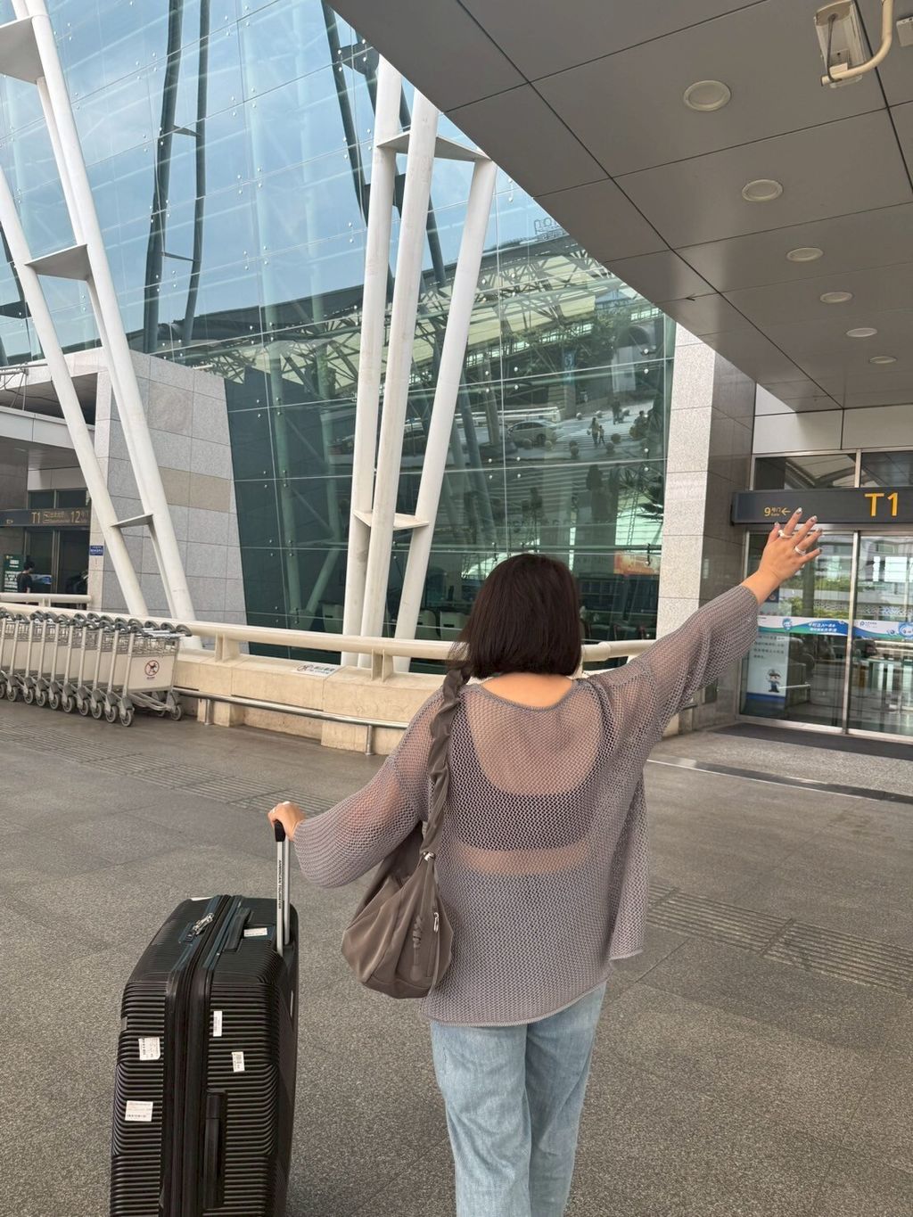 LINE_ALBUM_慵懶洞洞衣～露一點肌膚更顯瘦！_250427_22