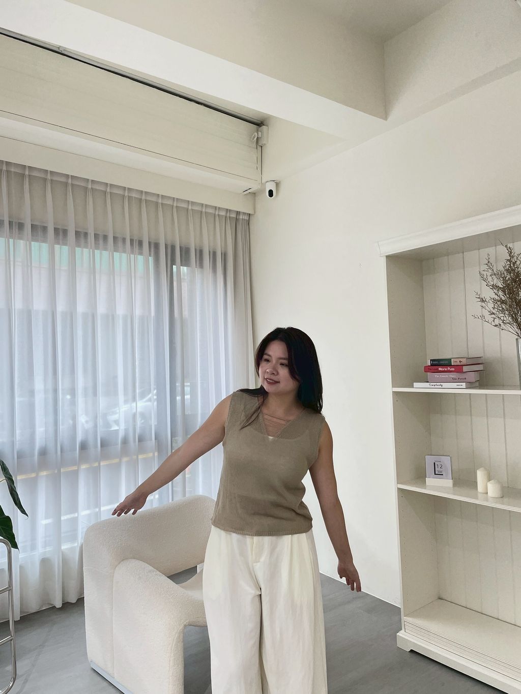 LINE_ALBUM_抽鬚V領針織上衣_250727_5