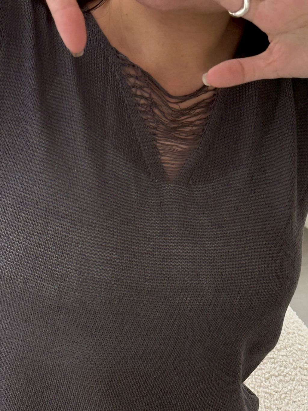 LINE_ALBUM_抽鬚V領針織上衣_250727_3