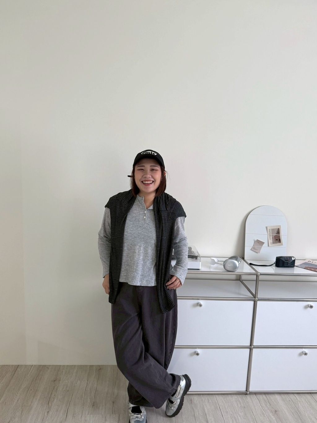 LINE_ALBUM_彎刀鐵灰褲_251106_5