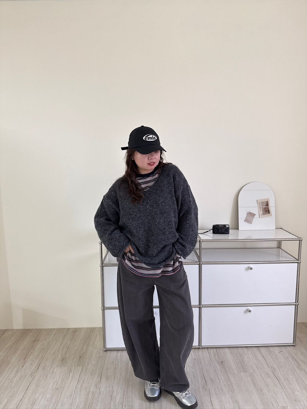 LINE_ALBUM_彎刀鐵灰褲_251106_8