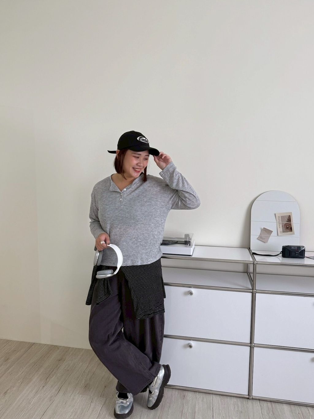 LINE_ALBUM_彎刀鐵灰褲_251106_6