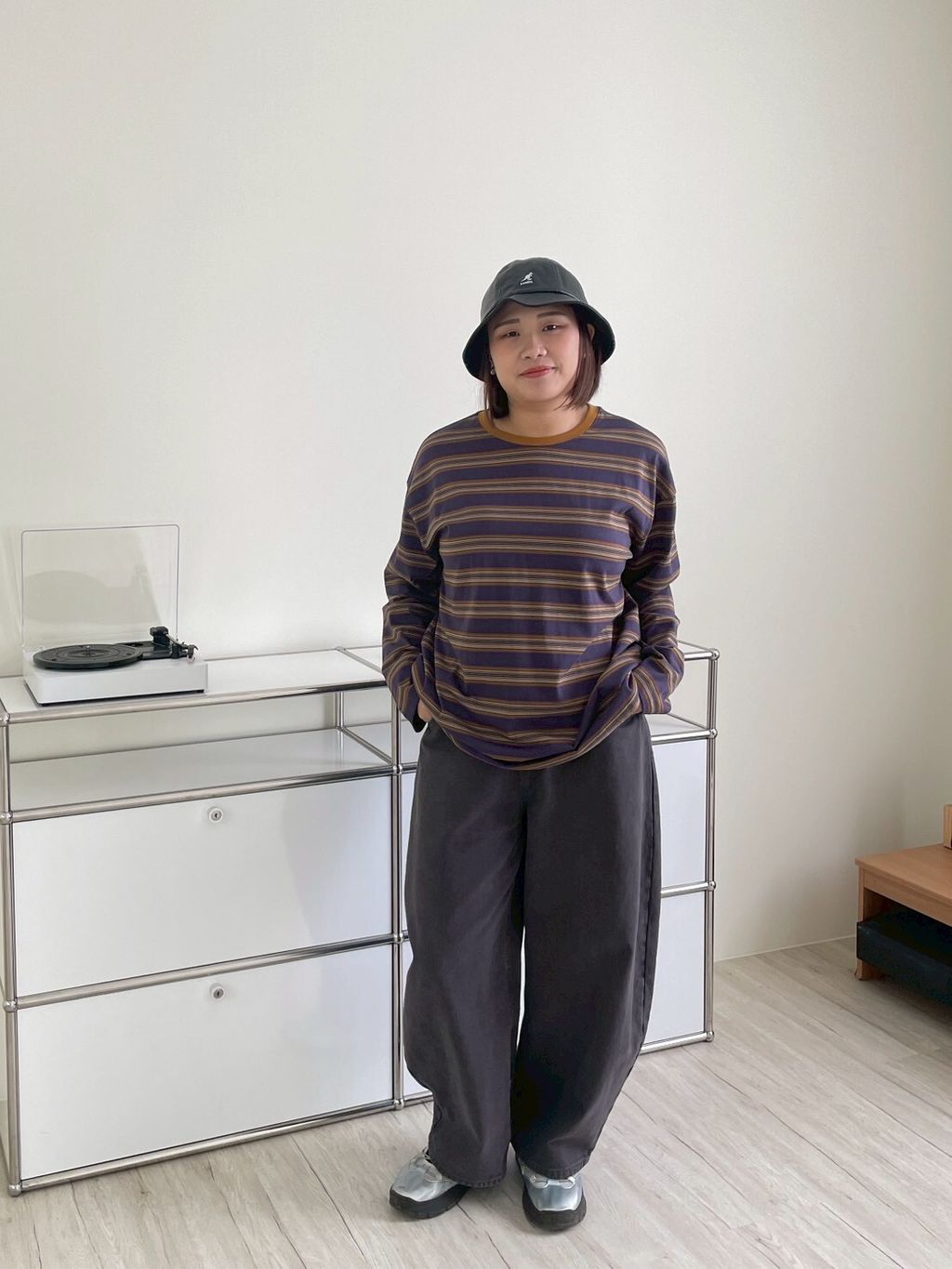 LINE_ALBUM_彎刀鐵灰褲_251106_1