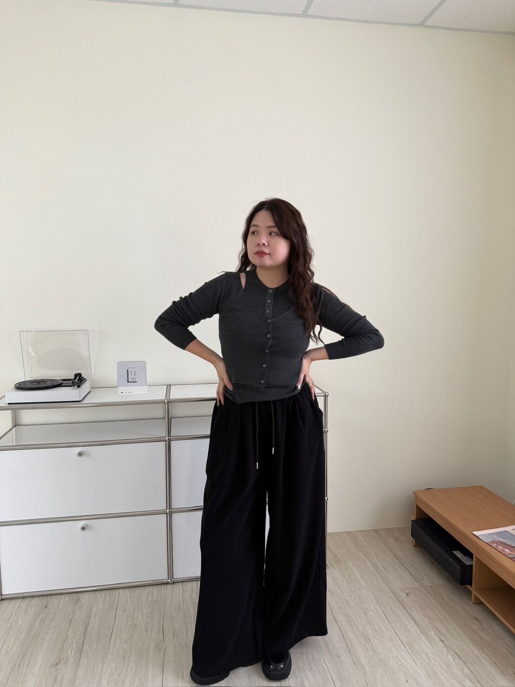 LINE_ALBUM_排釦小性感上衣_251106_3