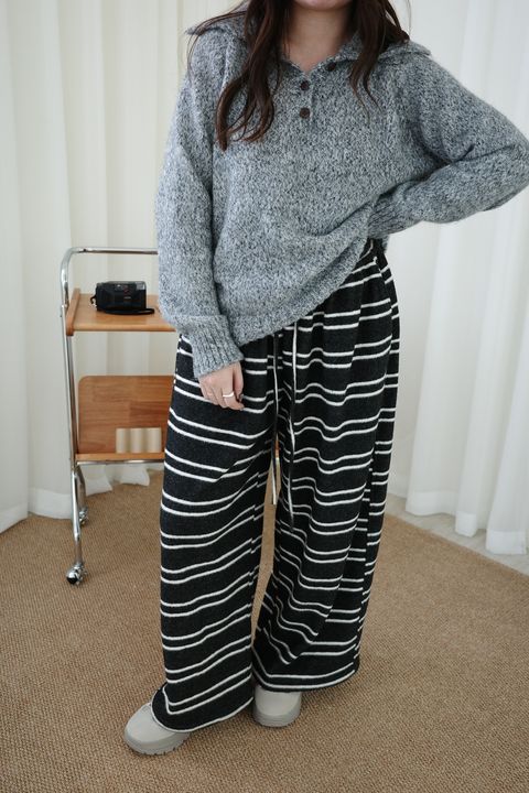 LINE_ALBUM_大長腿條紋褲_251208_1