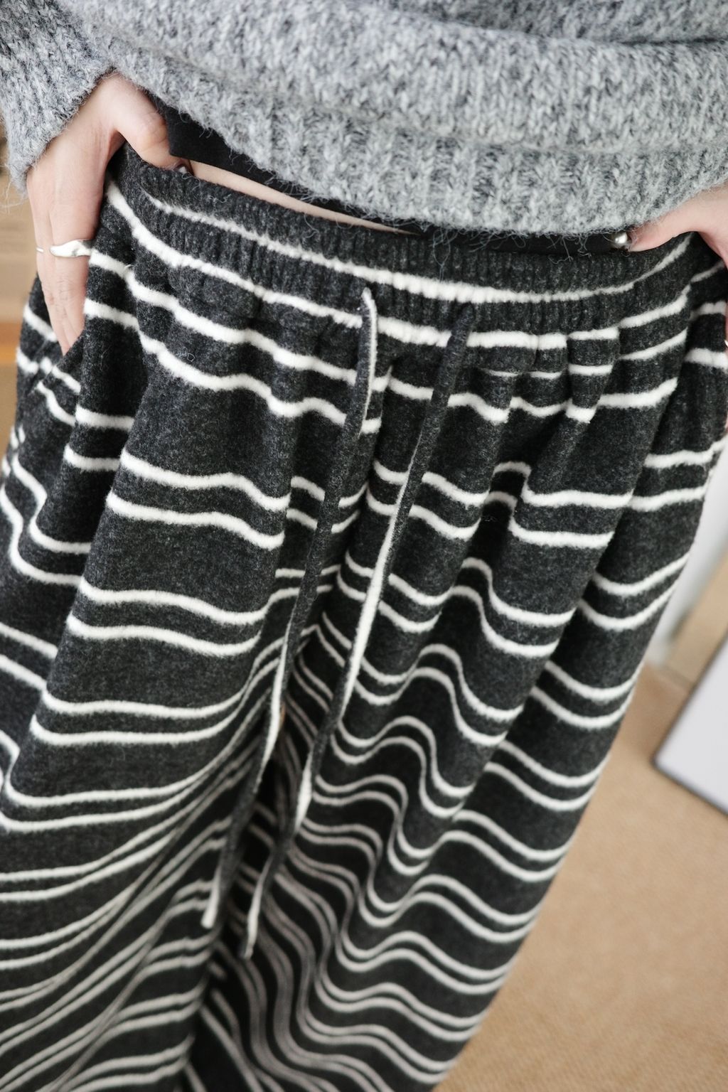 LINE_ALBUM_大長腿條紋褲_251208_2