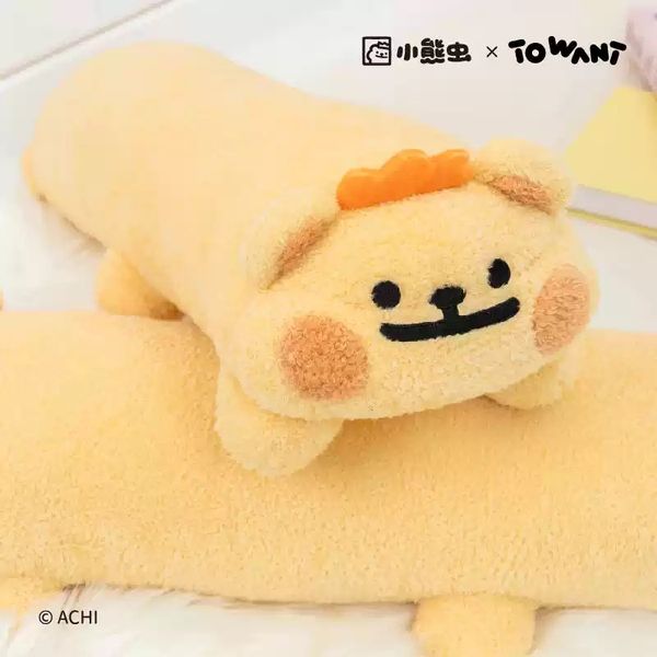  小熊蟲來囉 小熊蟲 長條型抱枕 蟲蟲蟲蟲抱枕 枕頭 睡覺專用 公仔 娃娃 手辦 擺件 長枕頭 腰靠｜嗨寶好選物