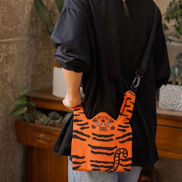 若愚工坊 可愛老虎 可愛兔子粉紅肌肉猛男兔 肌肉兔  粉紅兔  刺繡 針織 小背包 斜背包｜嗨寶好選物