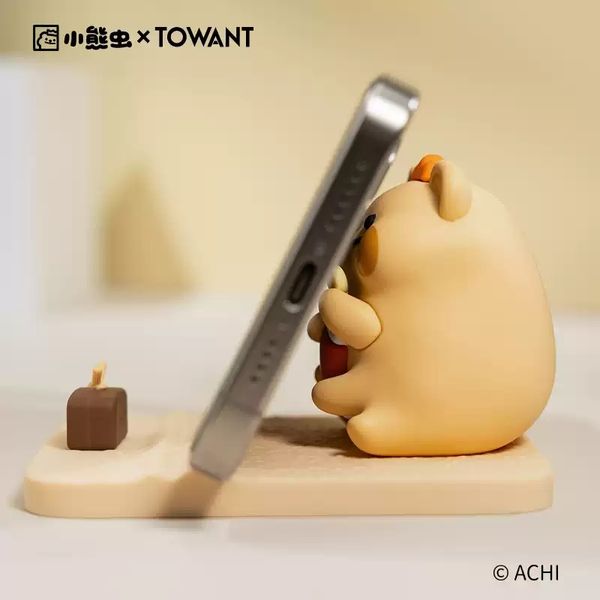 【嗨寶貓溫暖雜物】 小熊蟲來囉 小熊蟲 手機支架 桌面擺飾 手機架 公仔 手辦 擺飾 追劇用