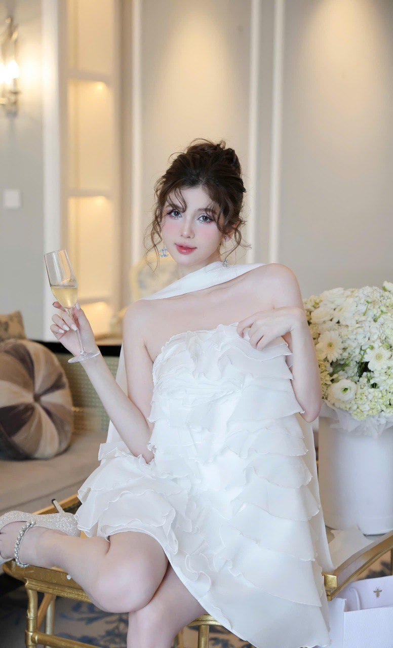 photo_6061904425280193972_y