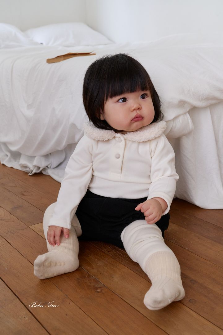 2_뽀글둥근카라티_모델컷1